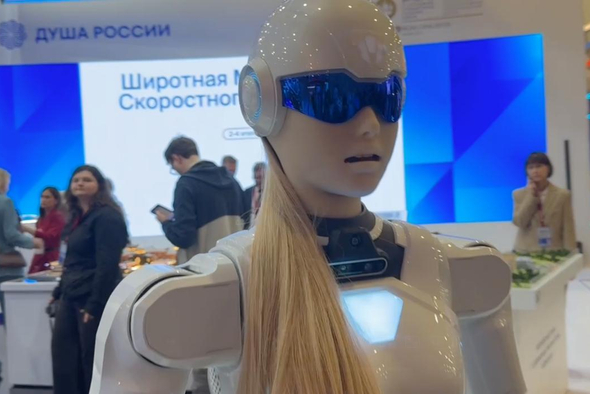 На ПМЭФ показали девушку-робота для заводов и логистики