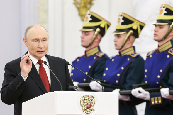 Путин заявил, что грань между рабочим классом и интеллигенцией стирается