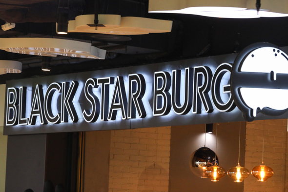 В Москве закрылась большая часть Black Star Burger после ухода Тимати