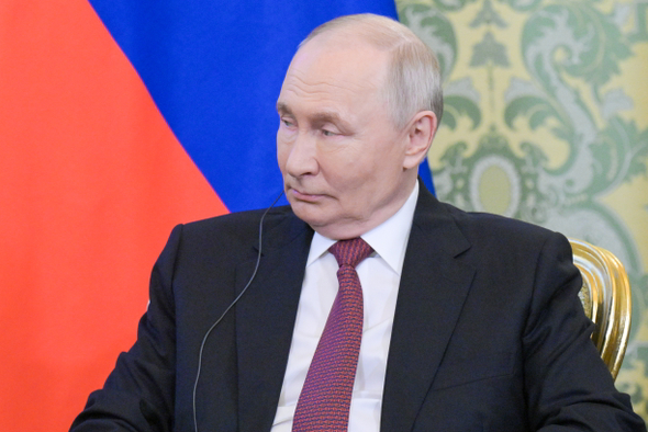 На ПМЭФ показали серебряный жетон с портретом Путина