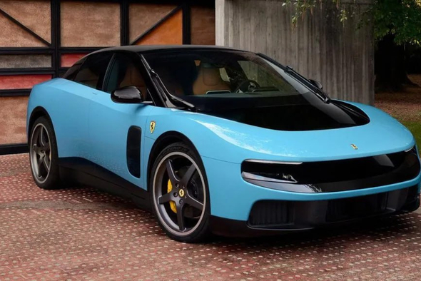 Акции Ferrari упали почти на 8% после премьеры первого электрокара