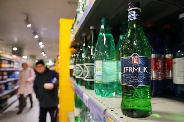 Роспотребнадзор остановил ввоз и продажу "Джермука" в России